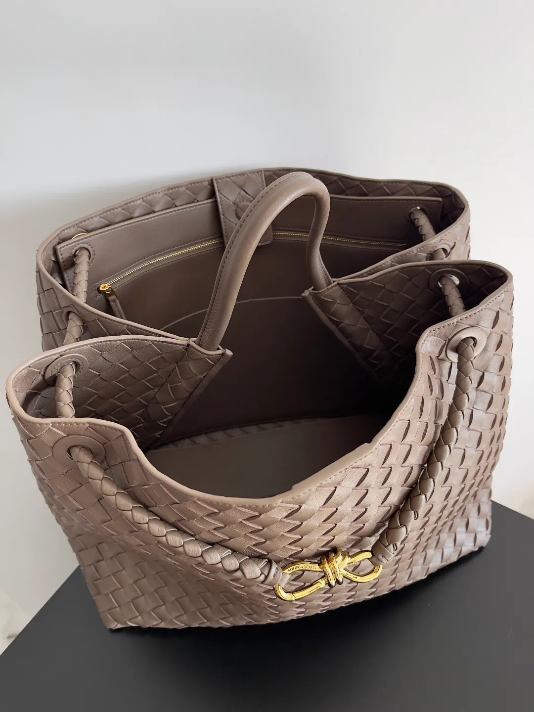 Batch 3760 Recently, the same style of bag that celebrities love is both high-end and practical. Michelle Yeoh, Kim Namjoon, Jing Boran, Tong Liya, Sun Qian, Wu Qianyu, Du Juan, Ma Yili and Bai Baihe are all carrying Bottega Veneta summer series Andiamo handbags. Andiamo has a simple structure and rounded lines. The whole piece is made of Nappa leather. It is comfortable, soft and dynamic. It adds interest to daily life and can be easily matched with various styles. Andiamo handbags are available in three sizes: small, medium and large. There are many colors to choose from, which can meet different needs. You can really carry it whether it is daily or attending events. Style number: 743575 Size: 45*22*34cm